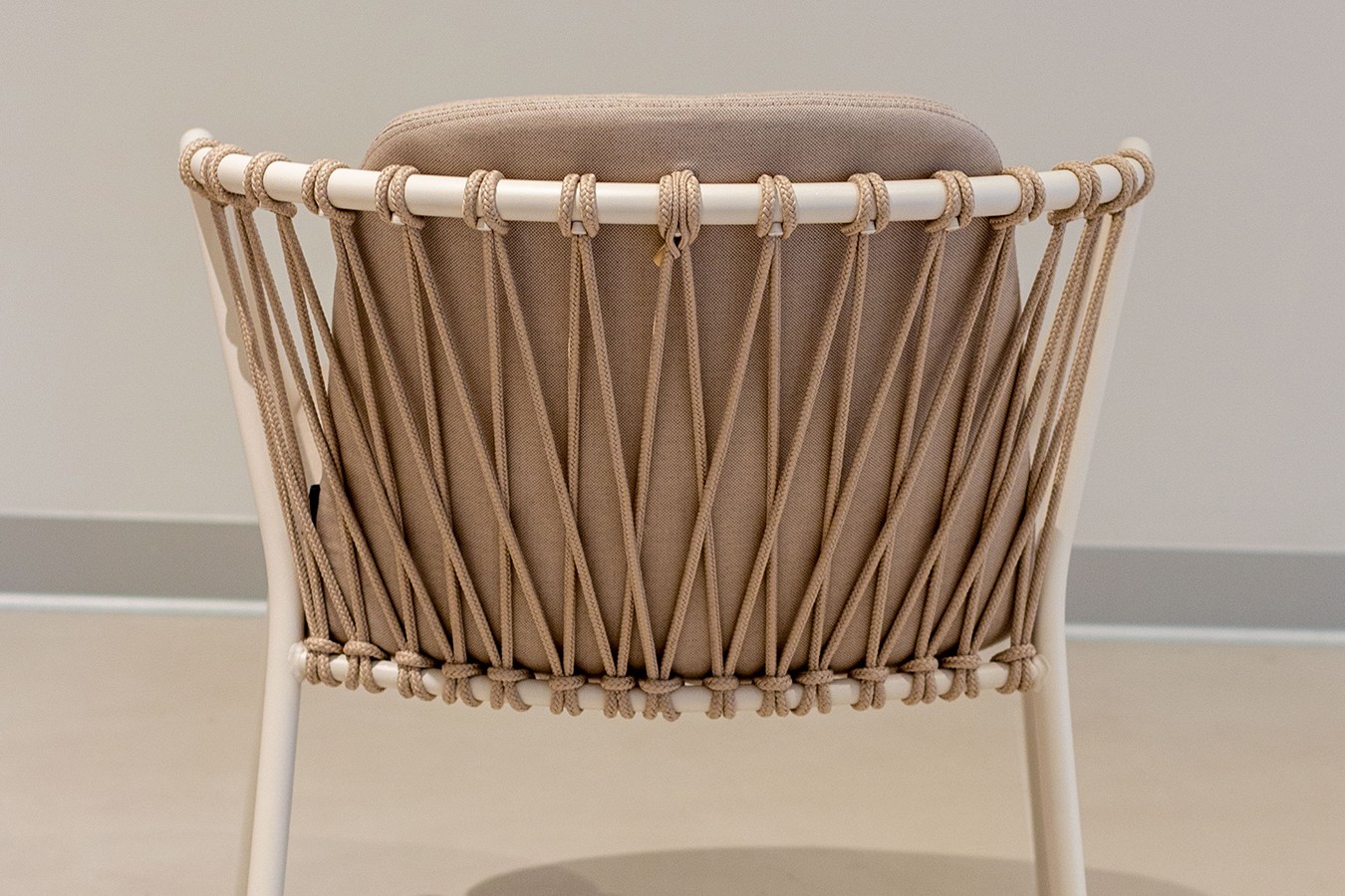 Designstuhl Baga durchgehende Polsterung natur
