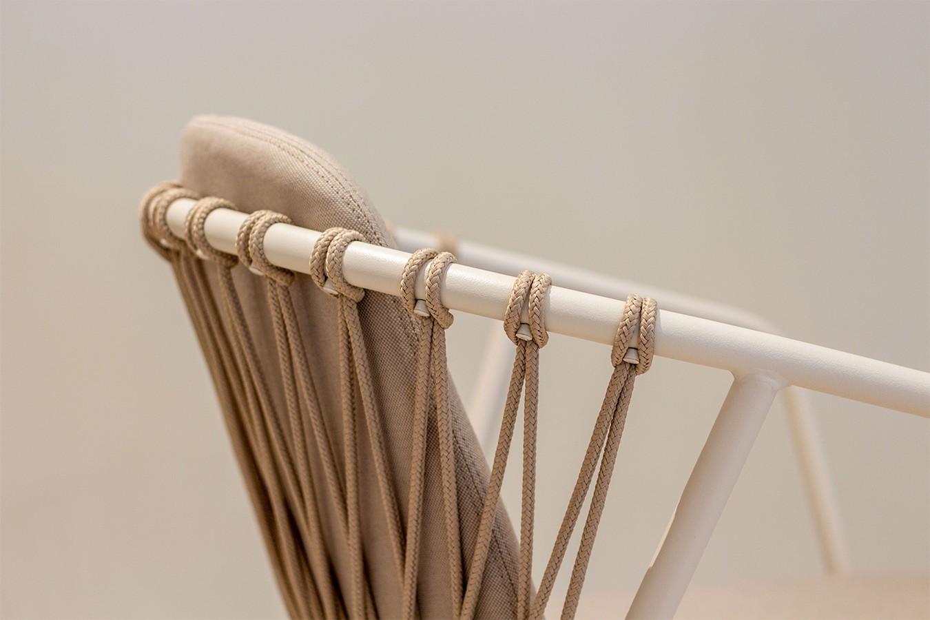 Designstuhl Baga durchgehende Polsterung natur