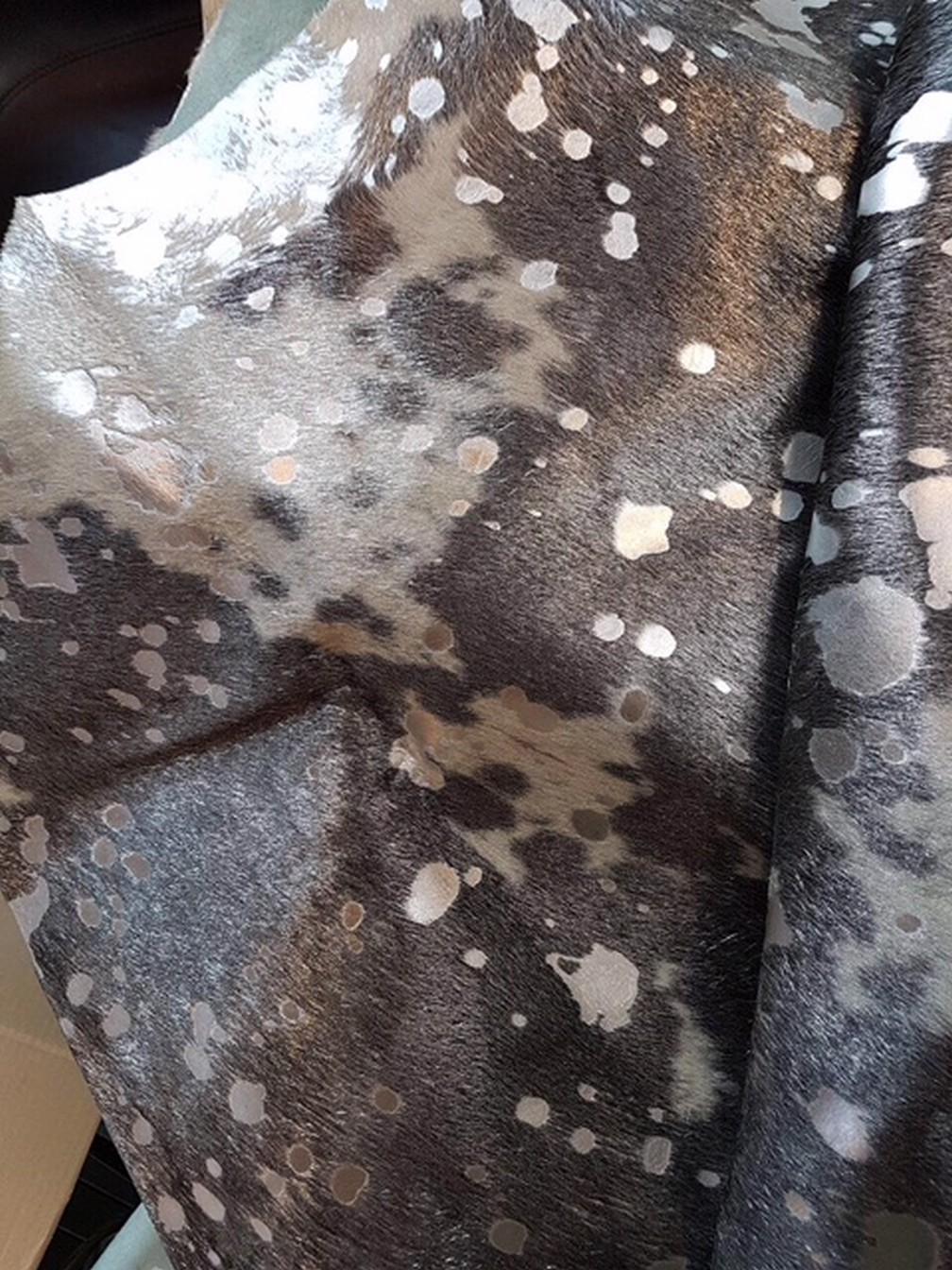 Kuhfell Metallic silber auf schwarz weiss ca 3-5 qm