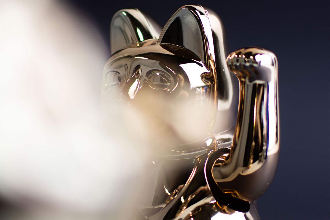 Winkekatze Lucky Cat Cosmic shiny platin