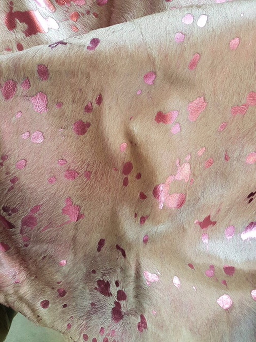 Kuhfell Metallic pink auf creme weiss ca 3-5 qm