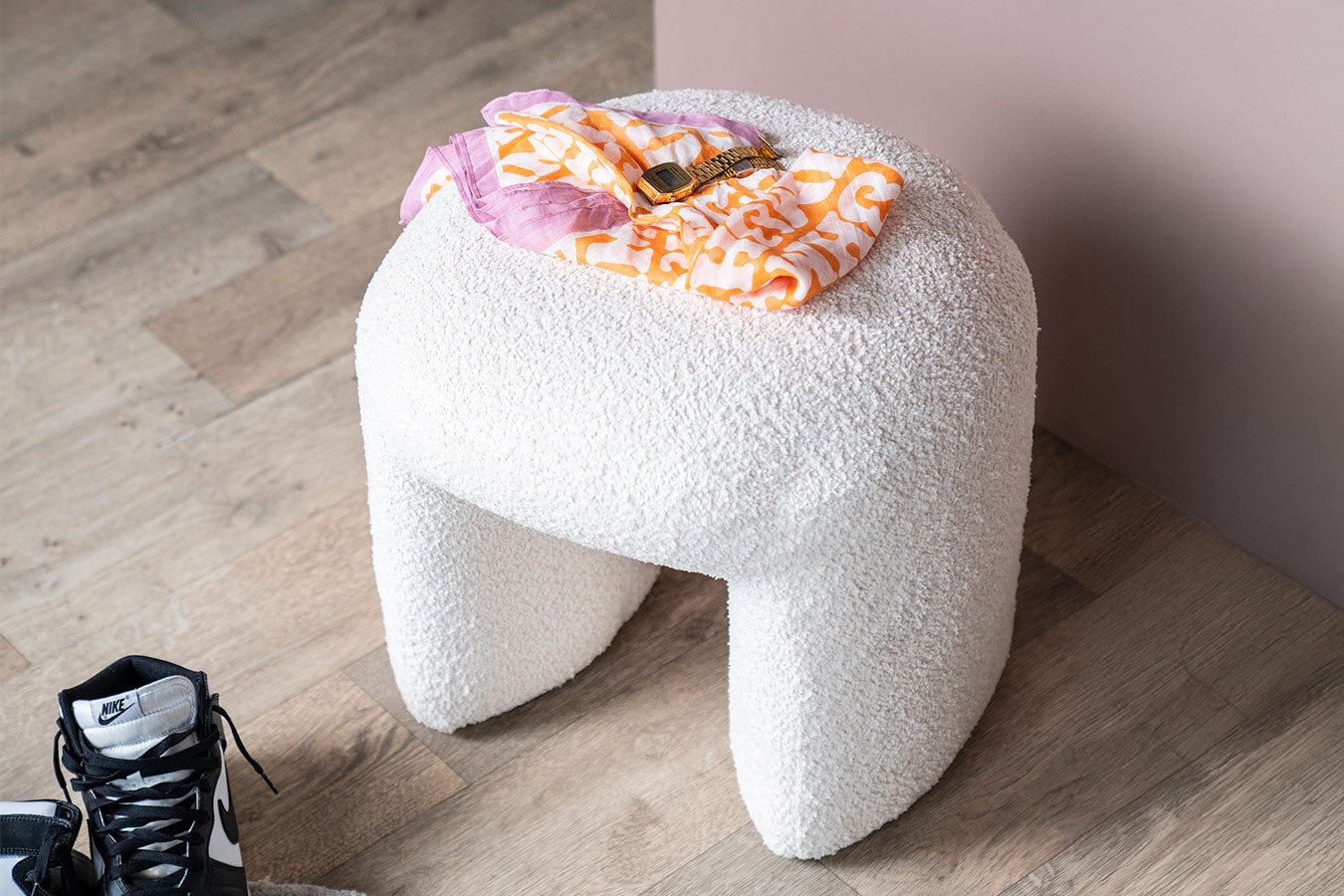 Hocker Loop Boucléstoff weiß