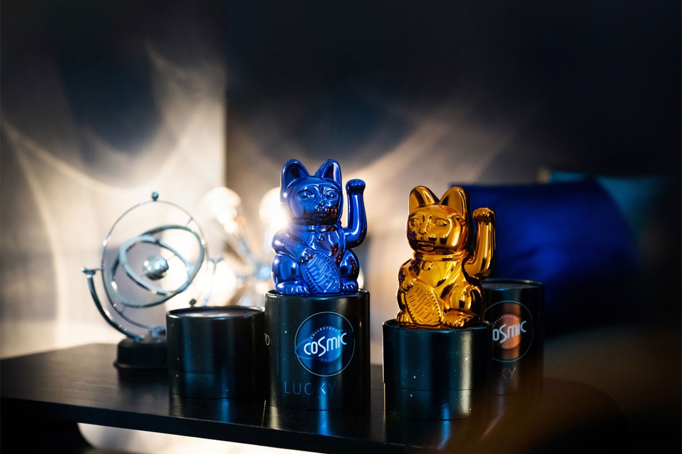 Winkekatze Lucky Cat Cosmic shiny blau