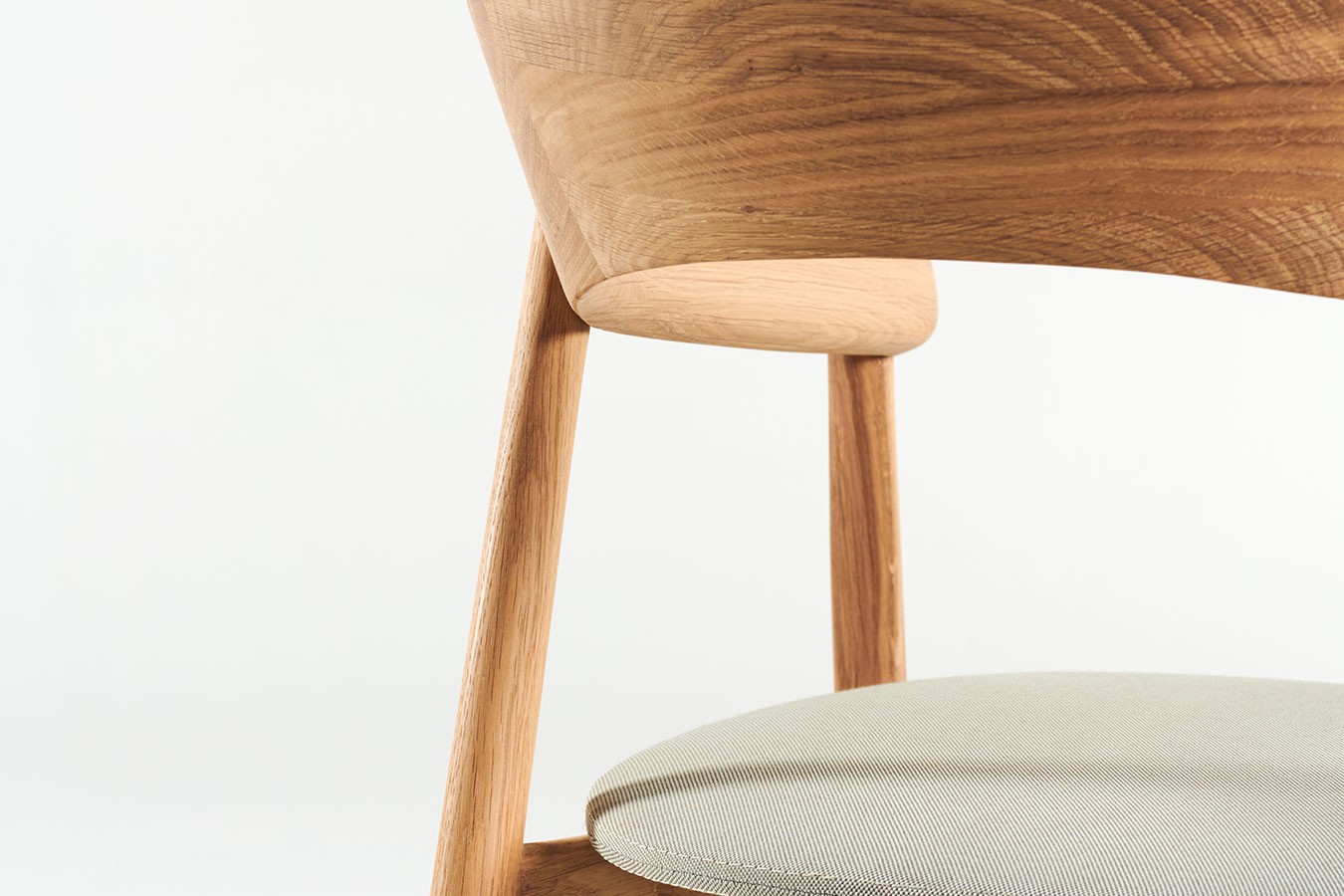 Designerstuhl Unaj mit Arm Eiche