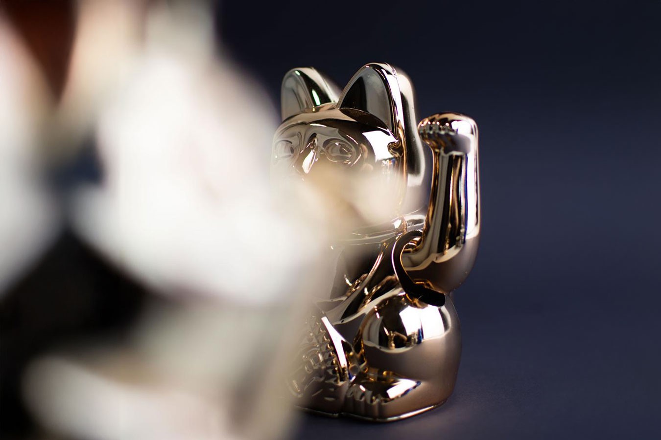 Winkekatze Lucky Cat Cosmic shiny platin