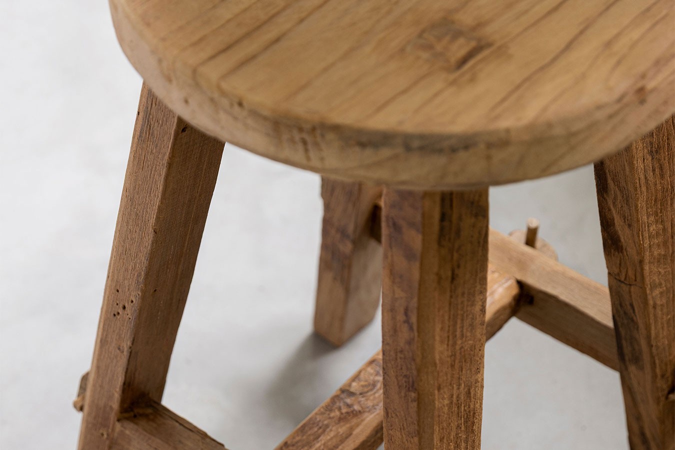Hocker Agung rund recycletes Teakholz
