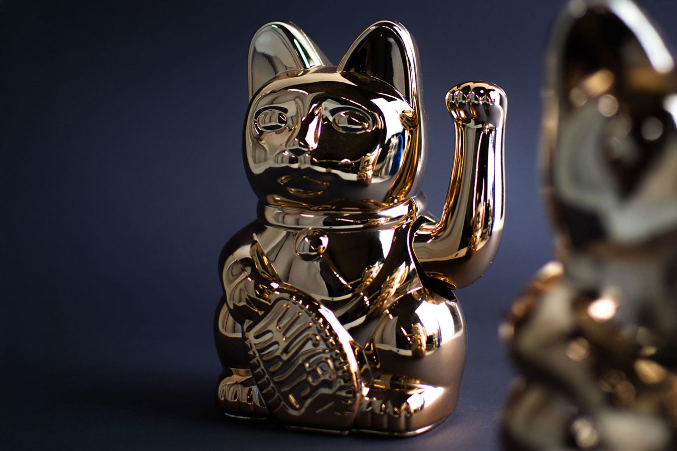 Winkekatze Lucky Cat Cosmic shiny platin