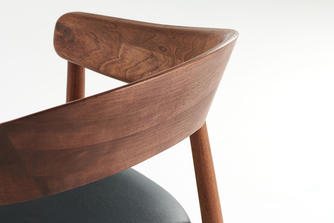 Designerstuhl Unaj mit Arm Nussbaum