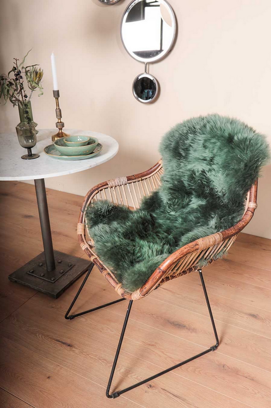 Rattanstuhl mit Armlehne und Metallkufe