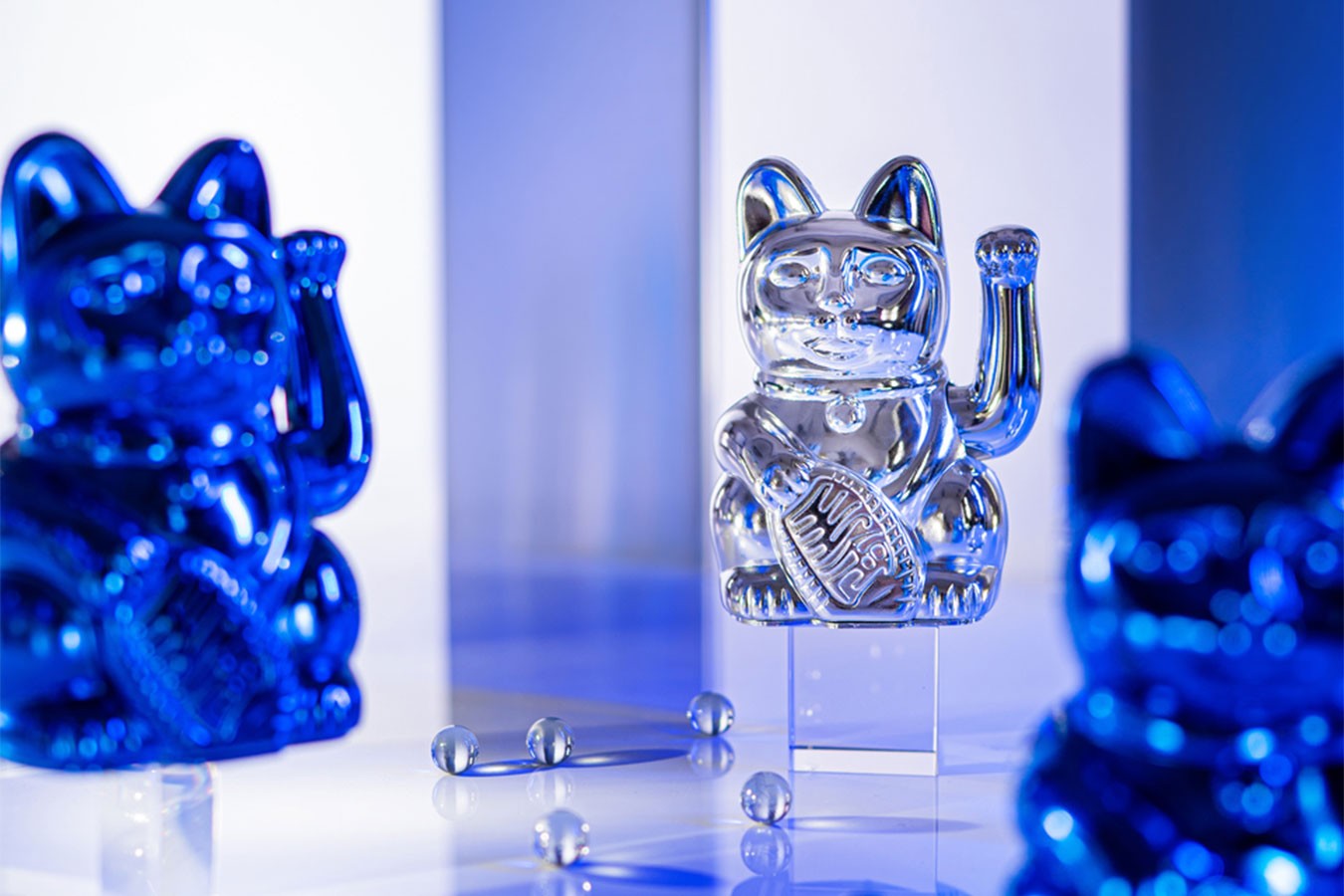 Winkekatze Lucky Cat Cosmic shiny blau