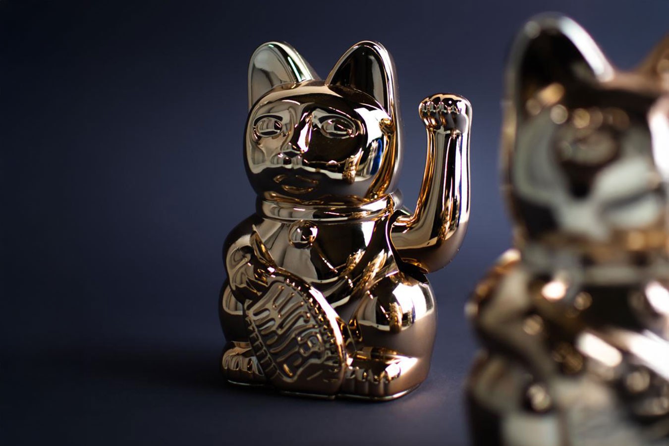 Winkekatze Lucky Cat Cosmic shiny platin