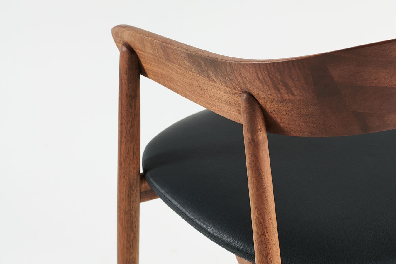 Designerstuhl Unaj mit Arm Nussbaum