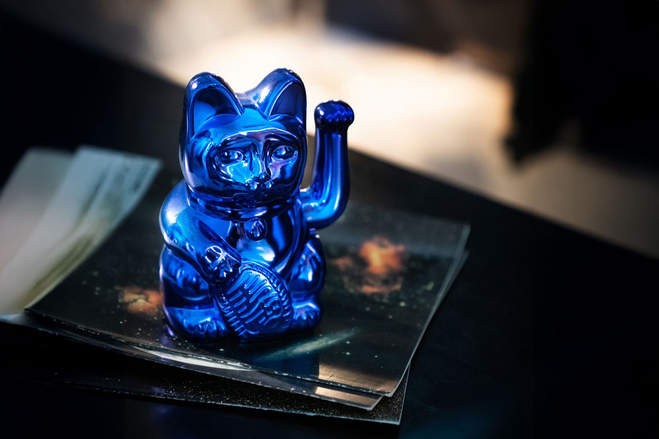 Winkekatze Lucky Cat Cosmic shiny blau