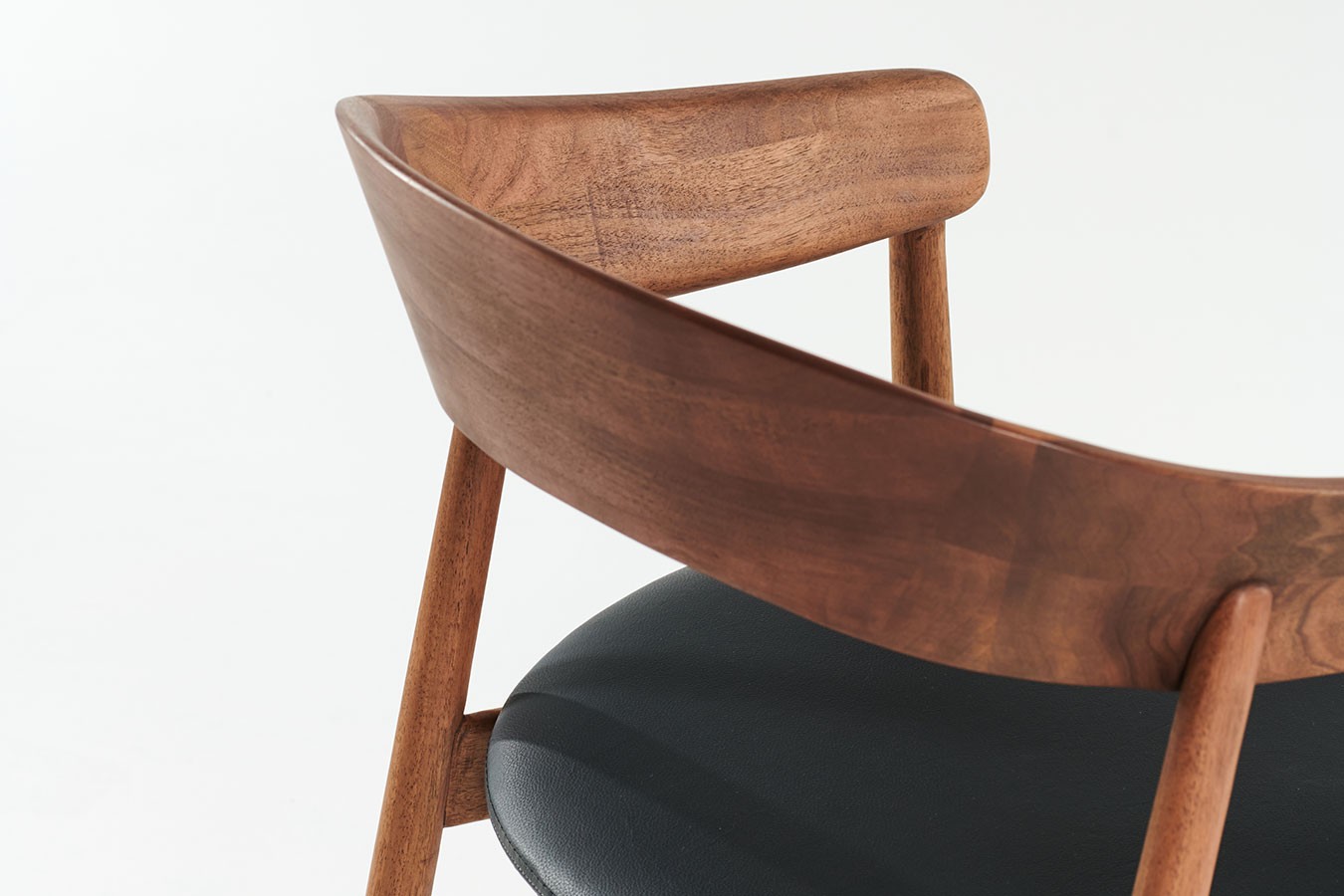 Designerstuhl Unaj mit Arm Nussbaum