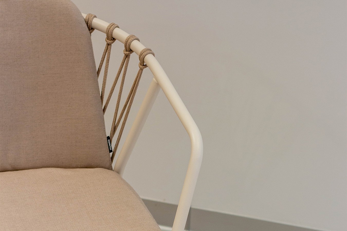 Designstuhl Baga durchgehende Polsterung natur