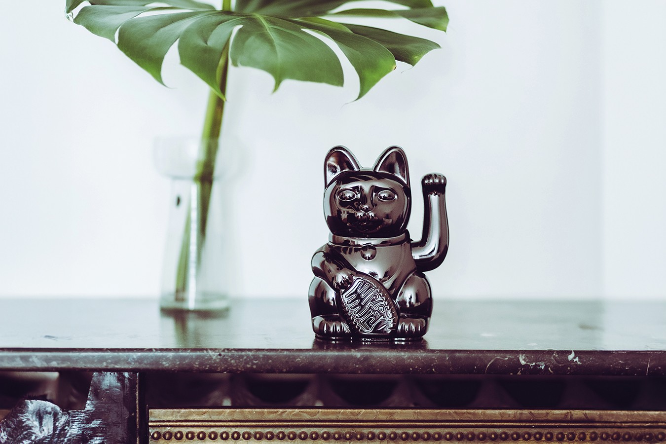 Winkekatze Lucky Cat Cosmic shiny schwarz